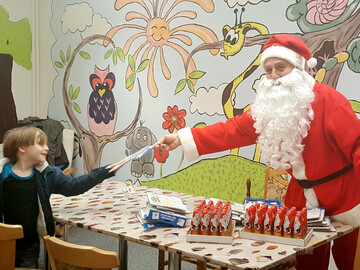 Der Nikolaus überrascht GCP-Mieterkinder in Bad Lausick